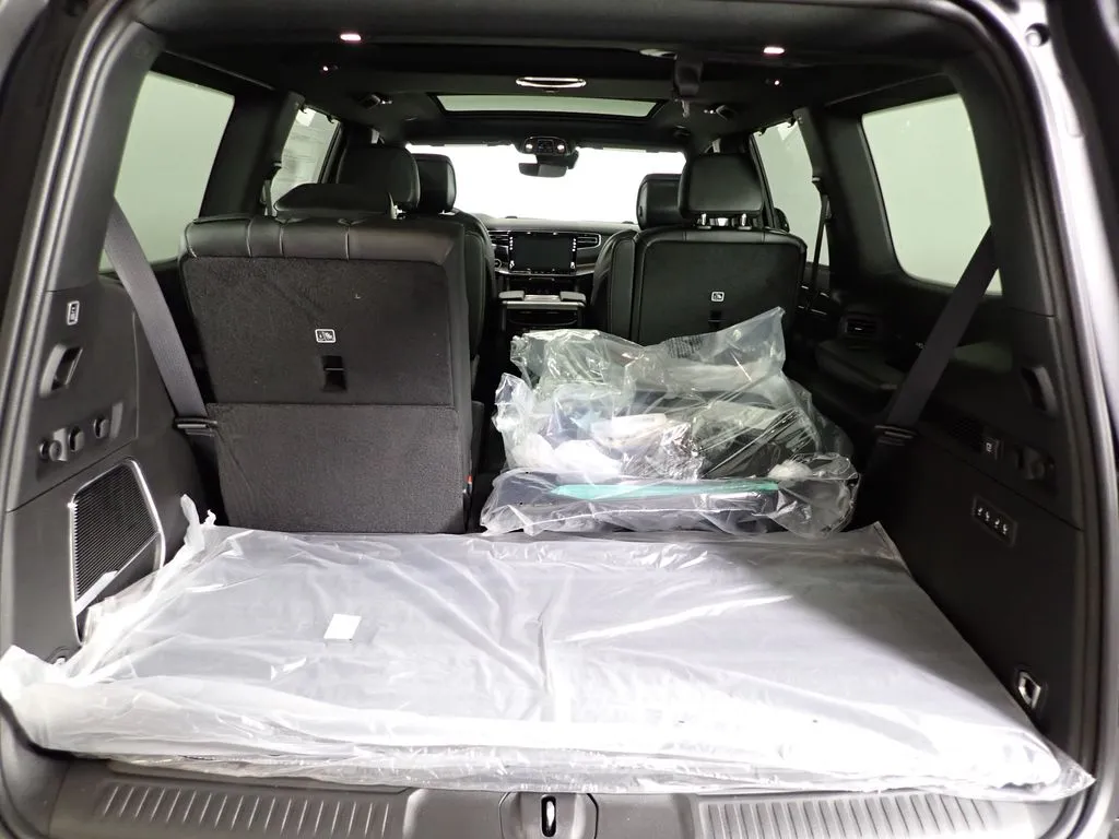 Jeep Grand Wagoneer photo 17
