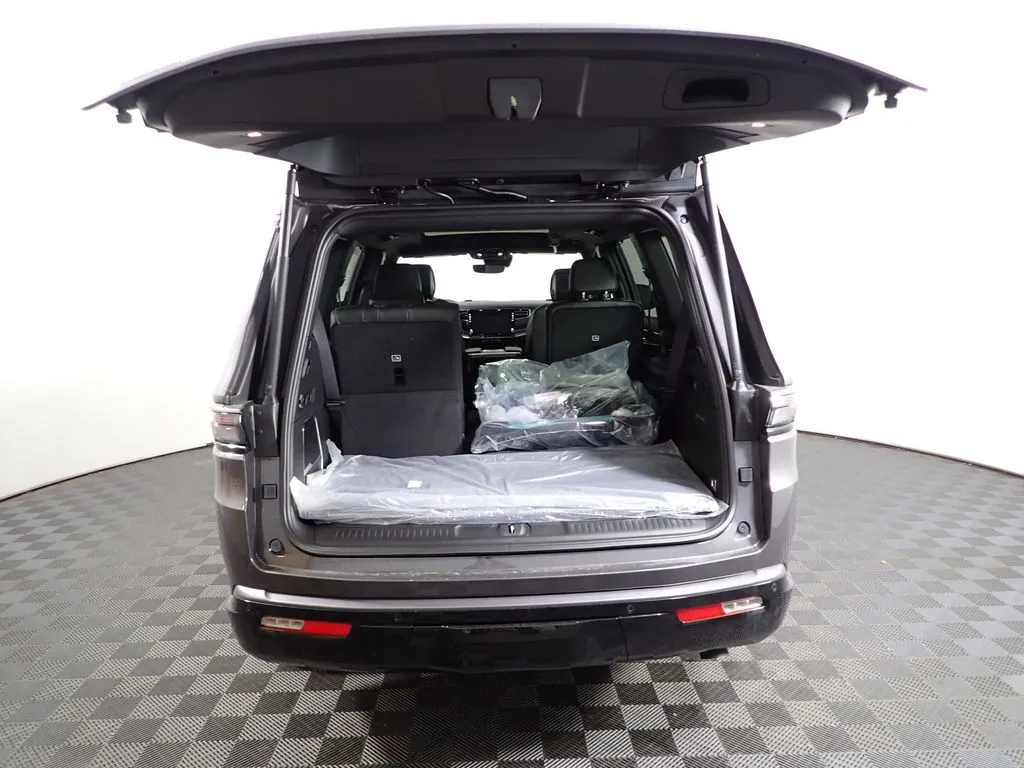 Jeep Grand Wagoneer photo 16