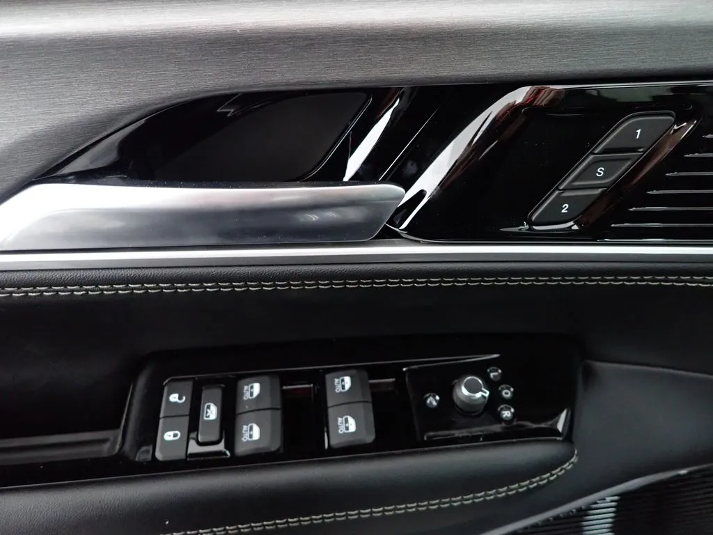 Jeep Grand Wagoneer photo 23