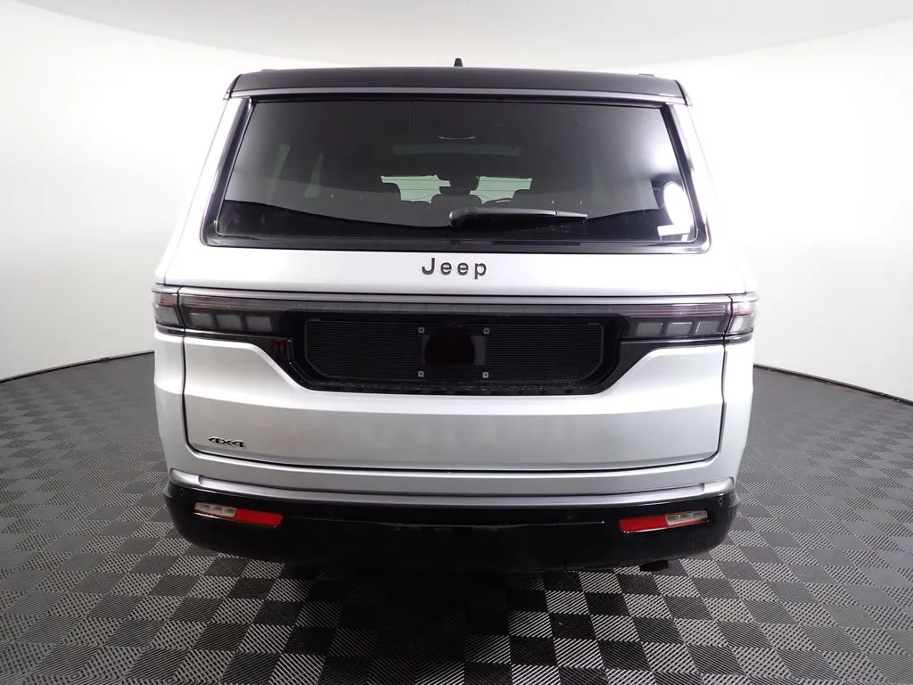 Jeep Grand Wagoneer photo 16