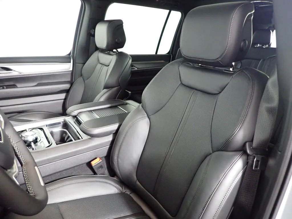 Jeep Grand Wagoneer photo 29