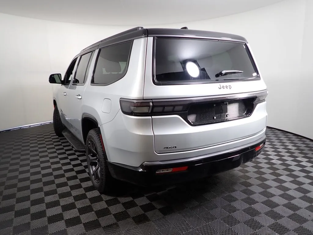 Jeep Grand Wagoneer photo 15