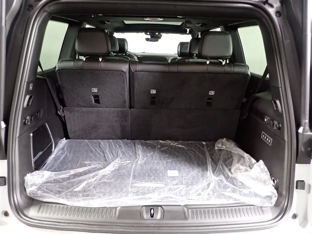 Jeep Grand Wagoneer photo 19