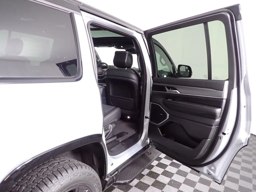 Jeep Grand Wagoneer photo 42