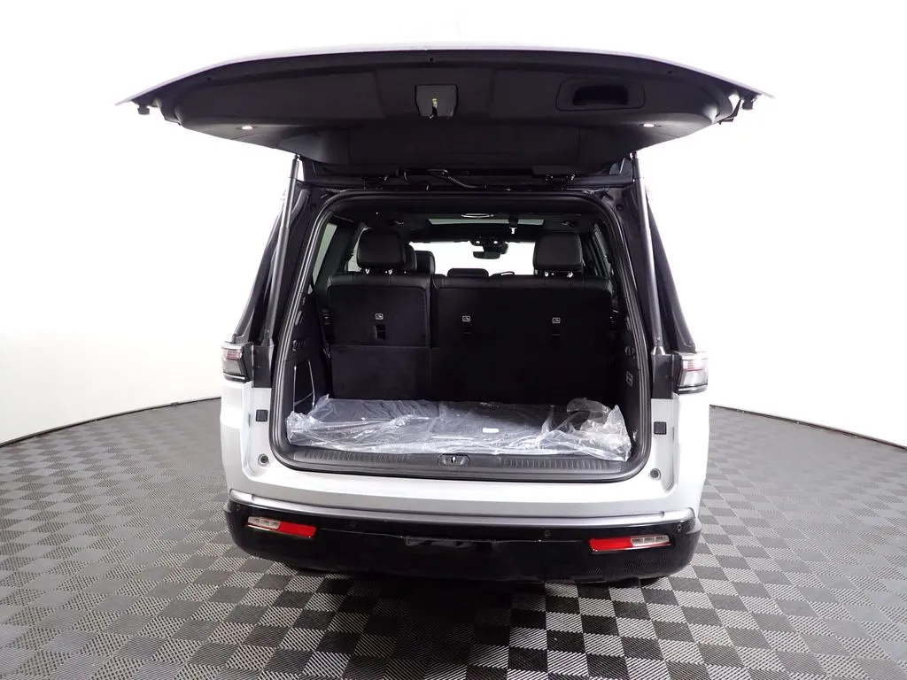 Jeep Grand Wagoneer photo 18