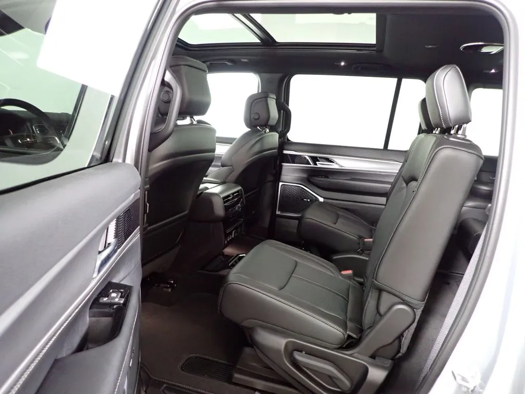 Jeep Grand Wagoneer photo 40