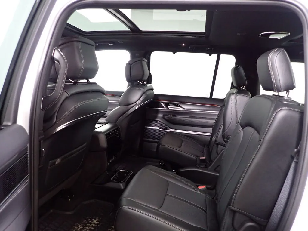 Jeep Grand Wagoneer photo 40