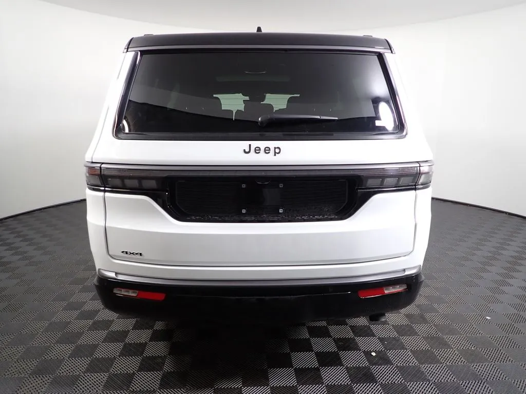 Jeep Grand Wagoneer photo 16