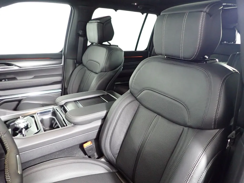 Jeep Grand Wagoneer photo 28
