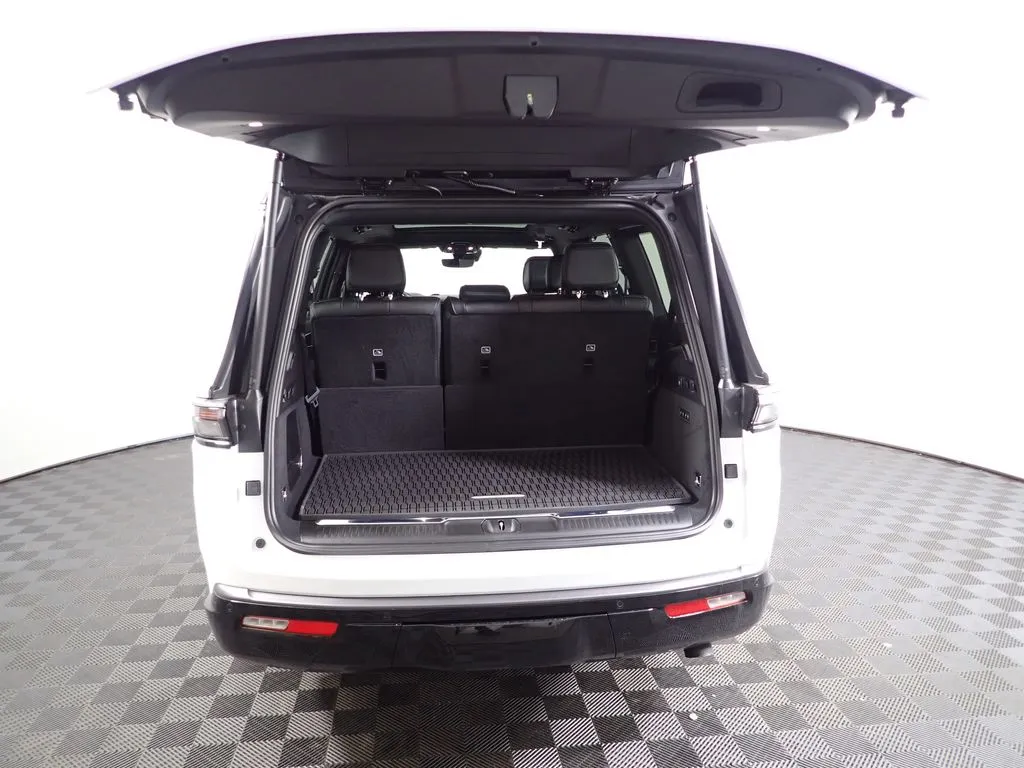 Jeep Grand Wagoneer photo 17