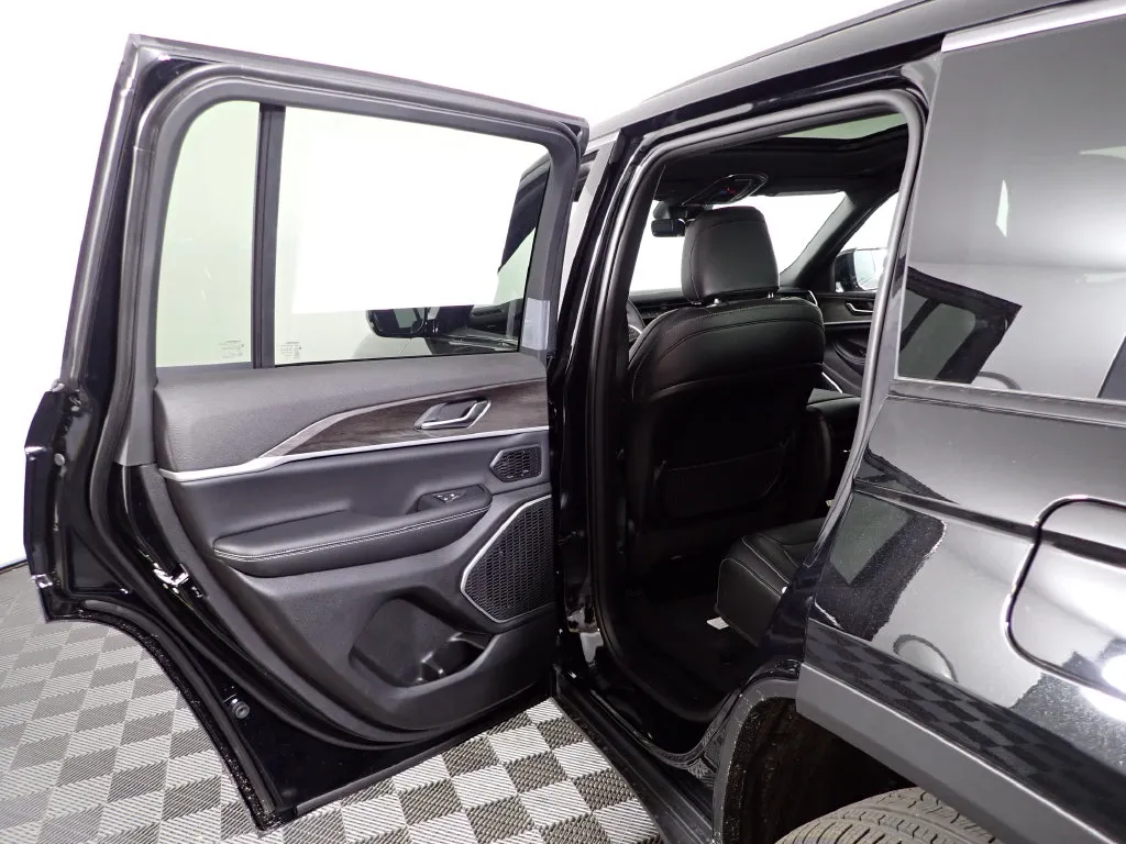 Jeep Grand Cherokee photo 36