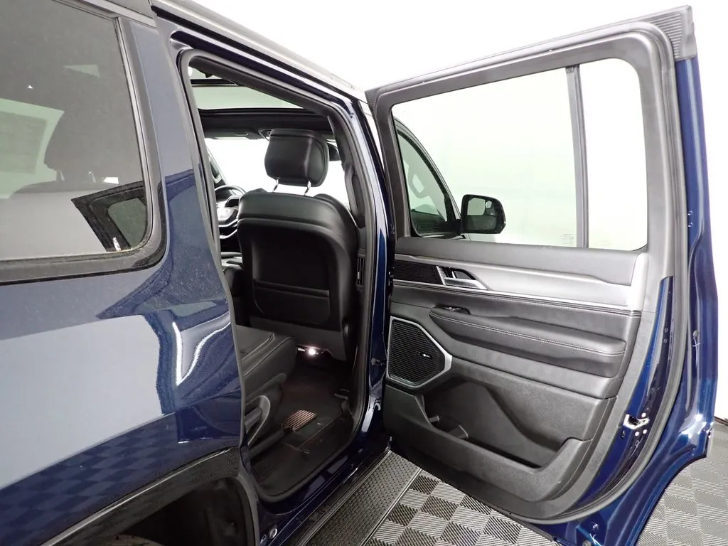 Jeep Grand Wagoneer photo 40