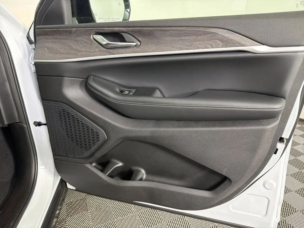 Jeep Grand Cherokee L photo 35