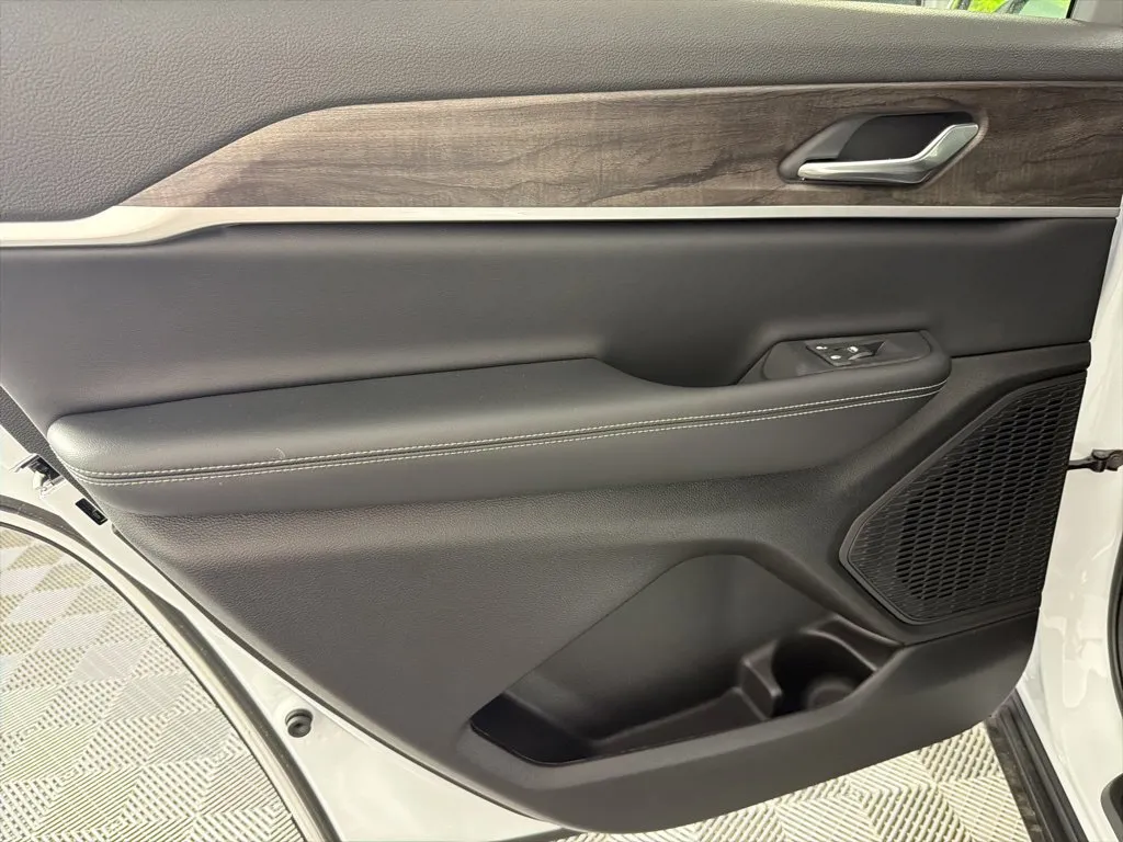 Jeep Grand Cherokee L photo 32