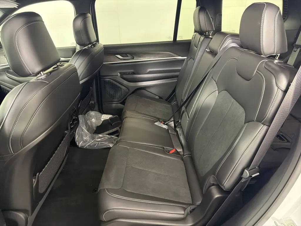 Jeep Grand Cherokee L photo 33