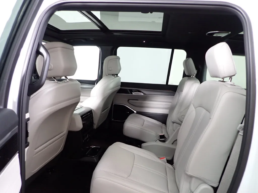 Jeep Grand Wagoneer L photo 37