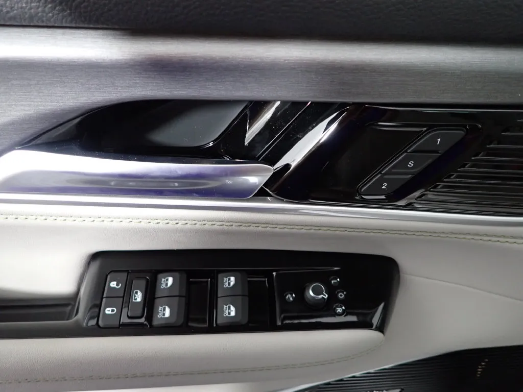 Jeep Grand Wagoneer L photo 22