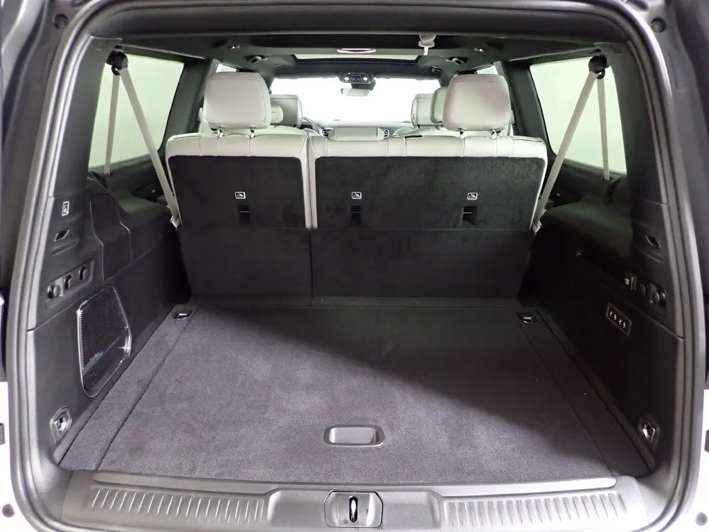 Jeep Grand Wagoneer L photo 16