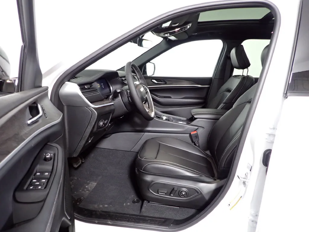 Jeep Grand Cherokee photo 22