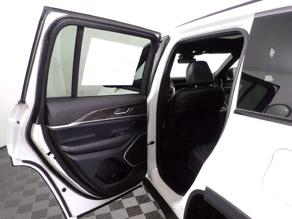 Jeep Grand Cherokee photo 33