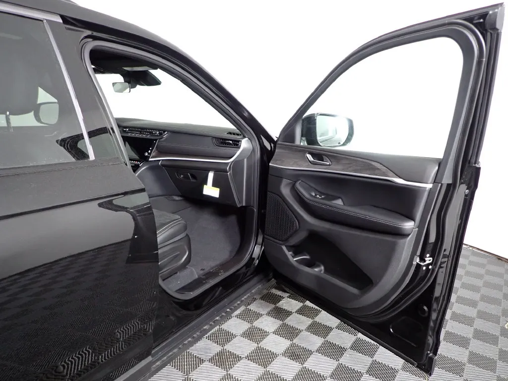 Jeep Grand Cherokee L photo 38