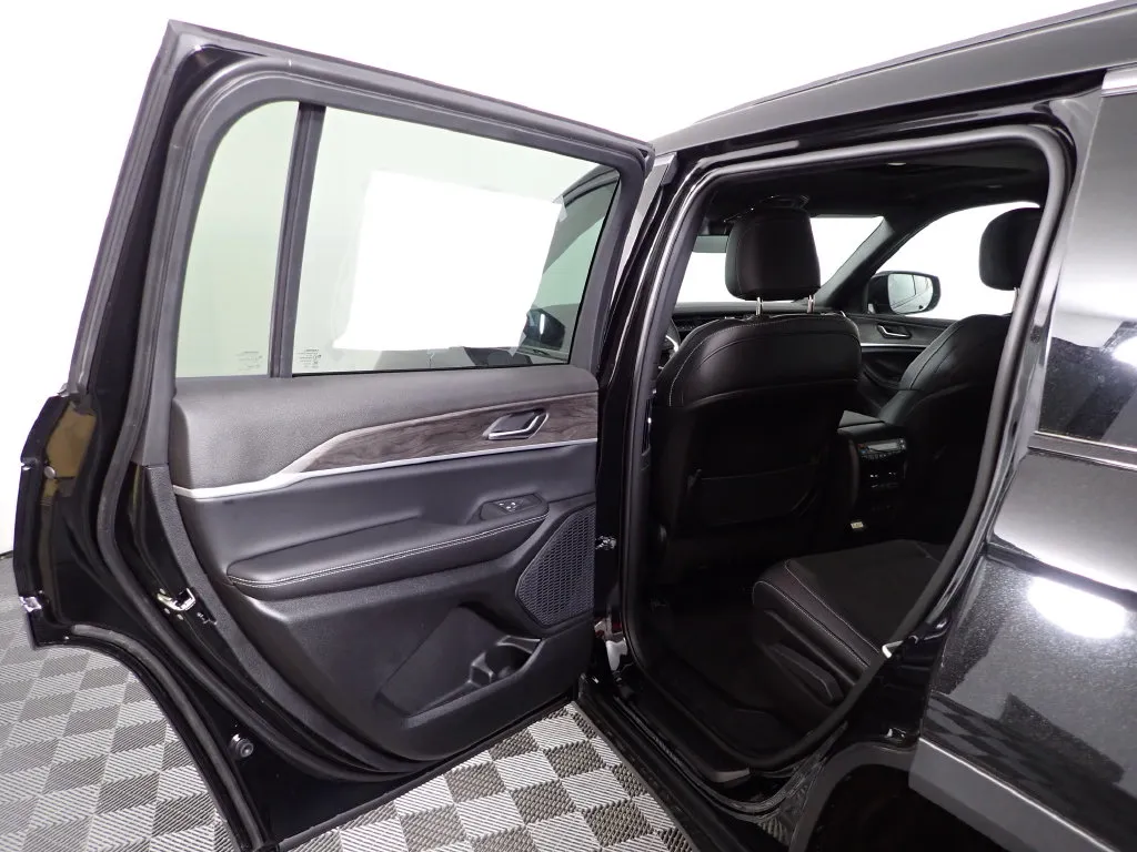 Jeep Grand Cherokee L photo 32