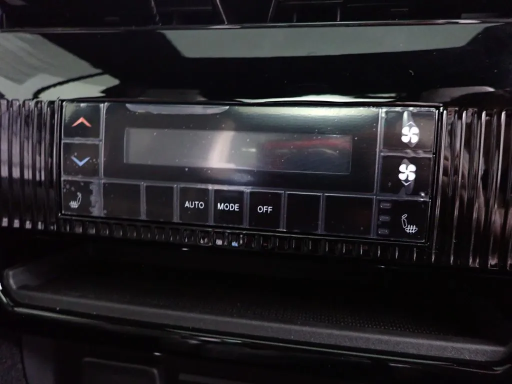 Jeep Grand Wagoneer photo 43