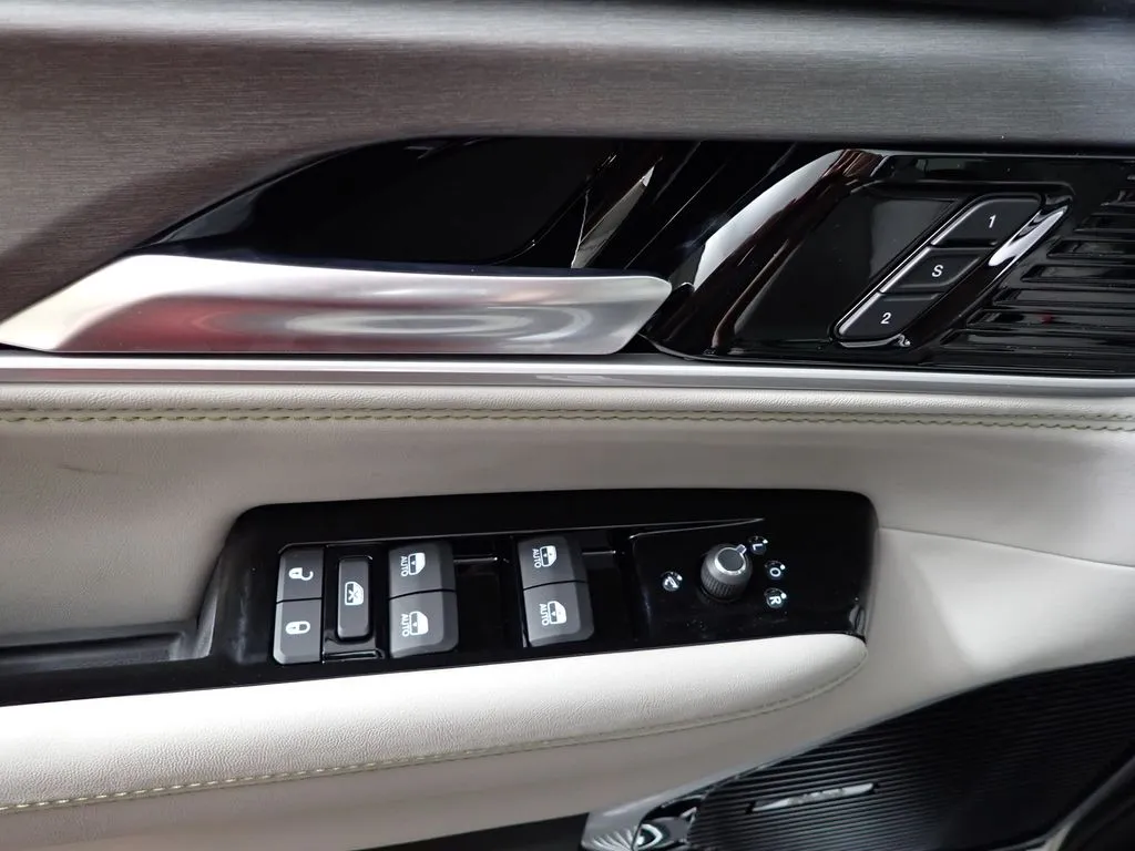 Jeep Grand Wagoneer photo 24