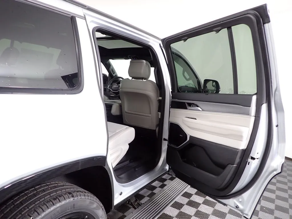 Jeep Grand Wagoneer photo 39