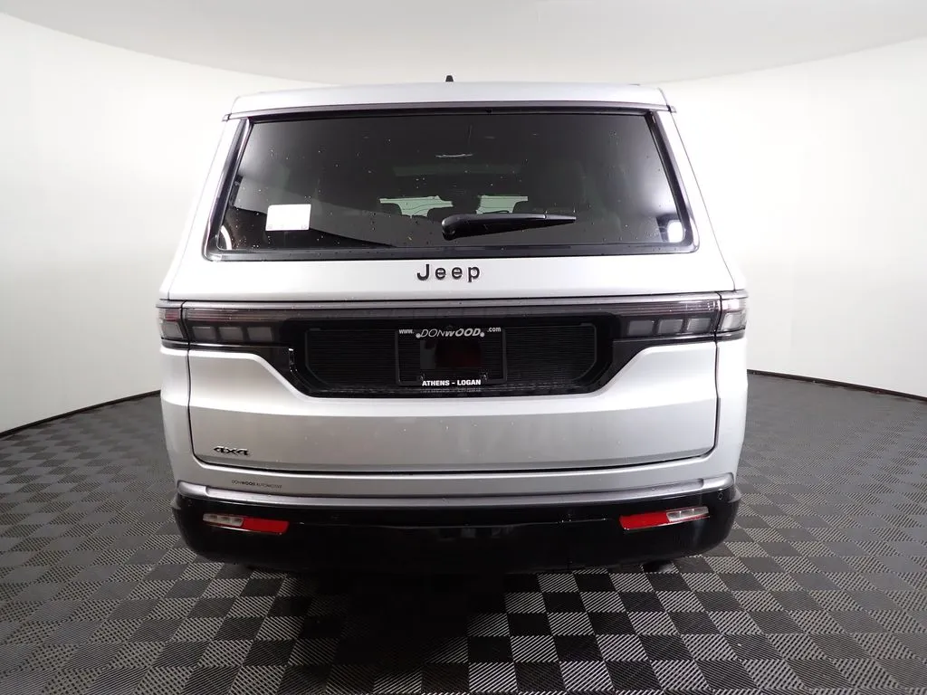 Jeep Grand Wagoneer photo 16