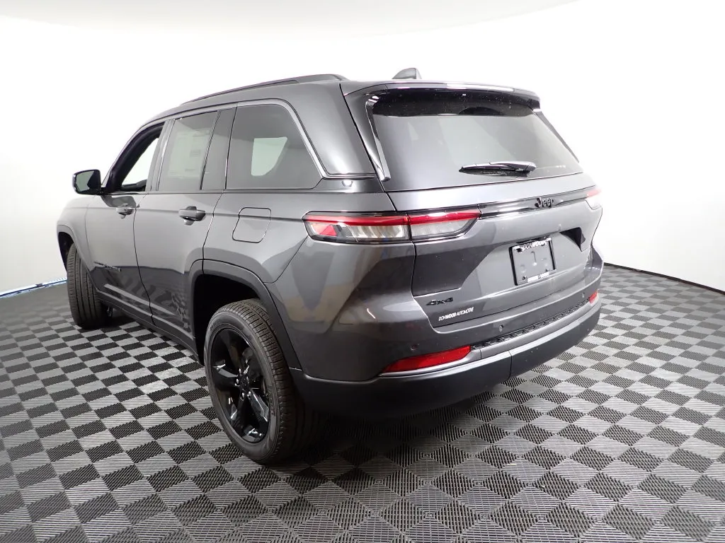 Jeep Grand Cherokee photo 12