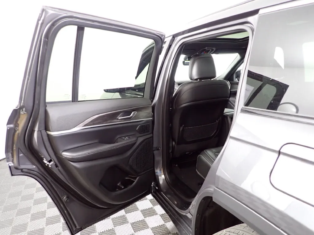 Jeep Grand Cherokee photo 32