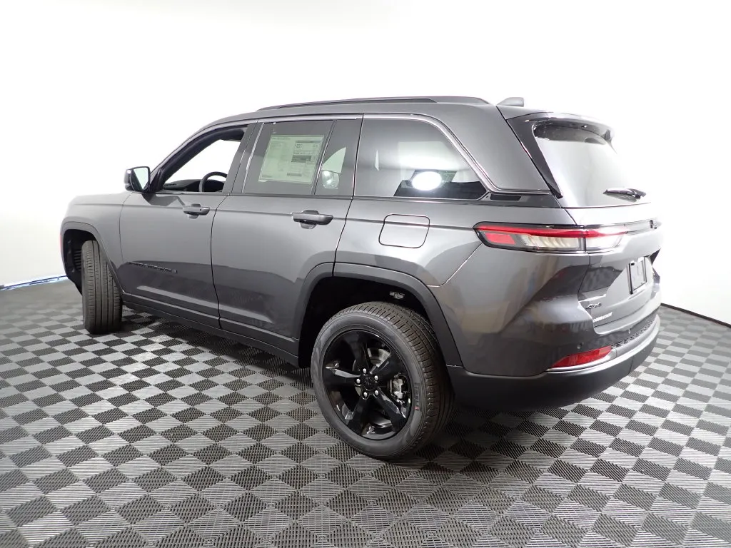 Jeep Grand Cherokee photo 11