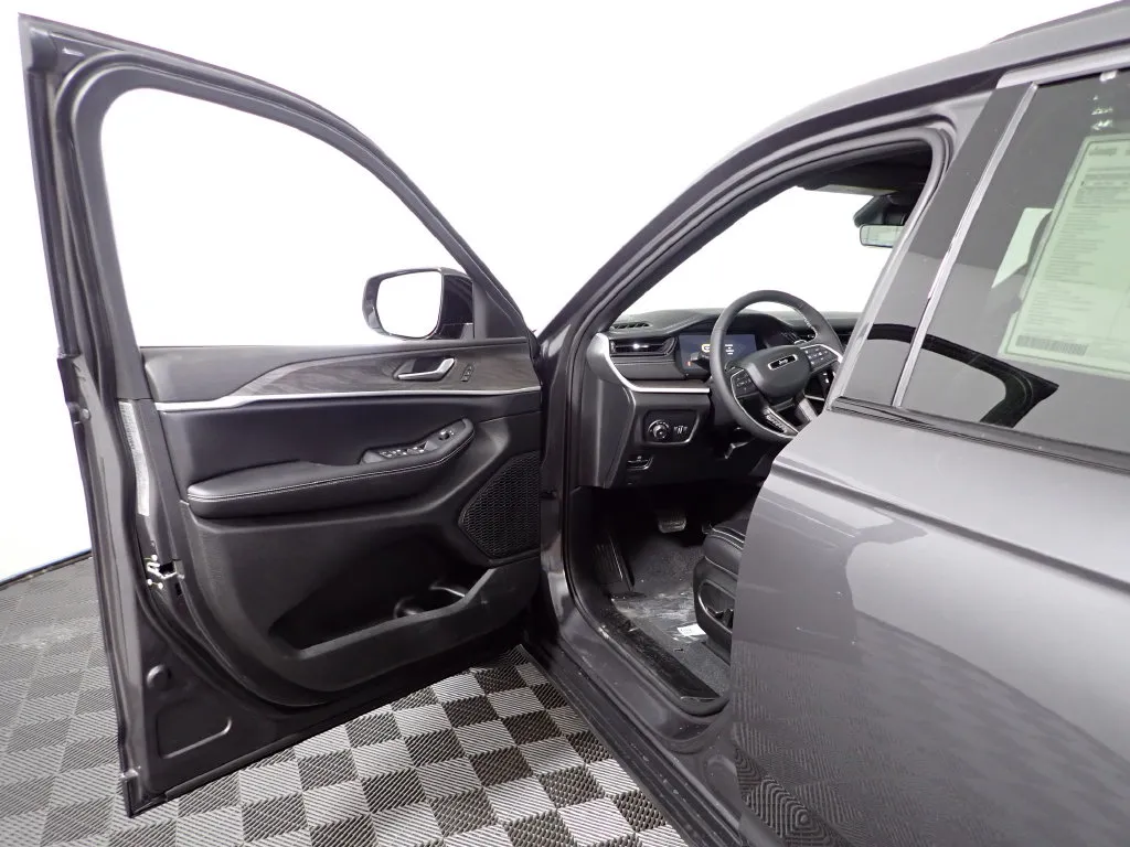 Jeep Grand Cherokee photo 19
