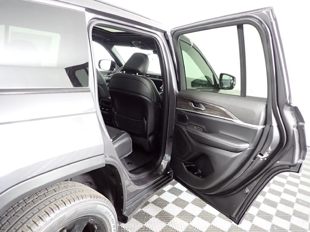 Jeep Grand Cherokee photo 34