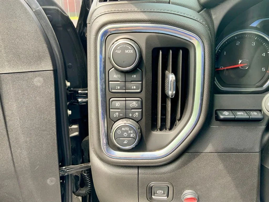 Chevrolet Silverado photo 17