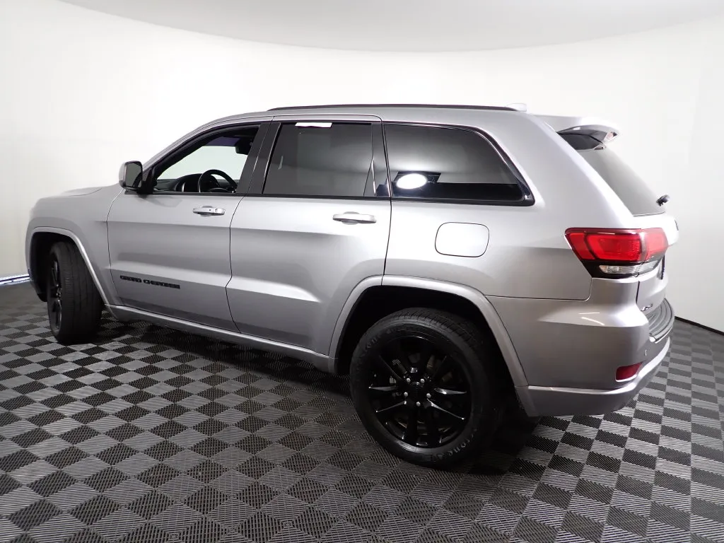 Jeep Grand Cherokee photo 11