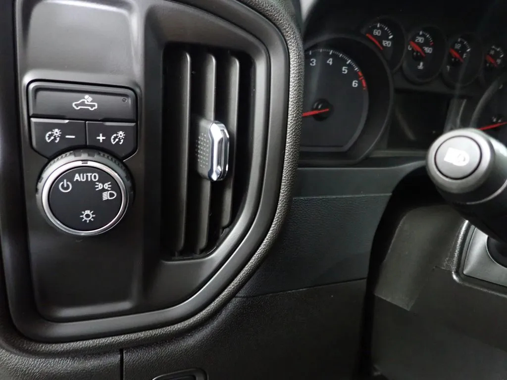 Chevrolet Silverado photo 22