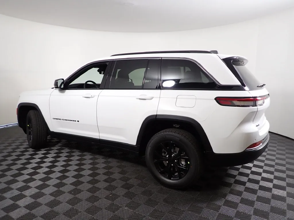 Jeep Grand Cherokee photo 11
