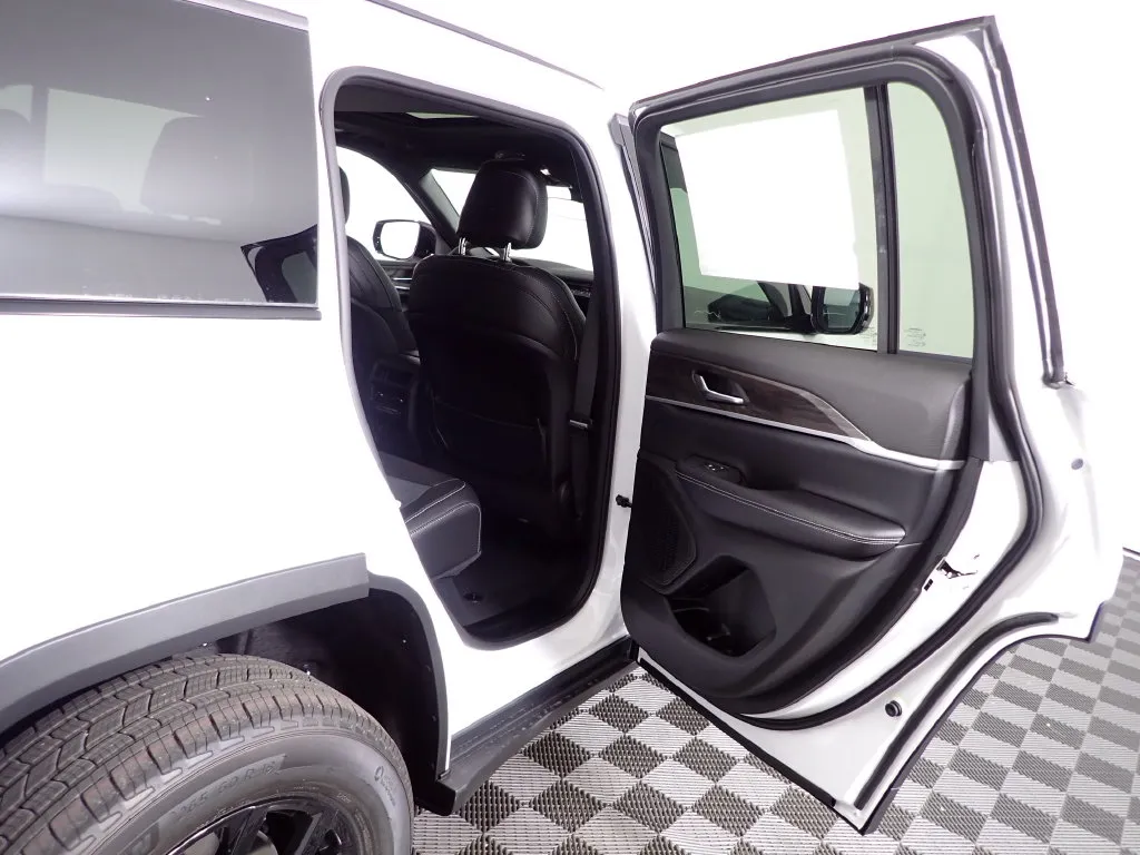 Jeep Grand Cherokee photo 34