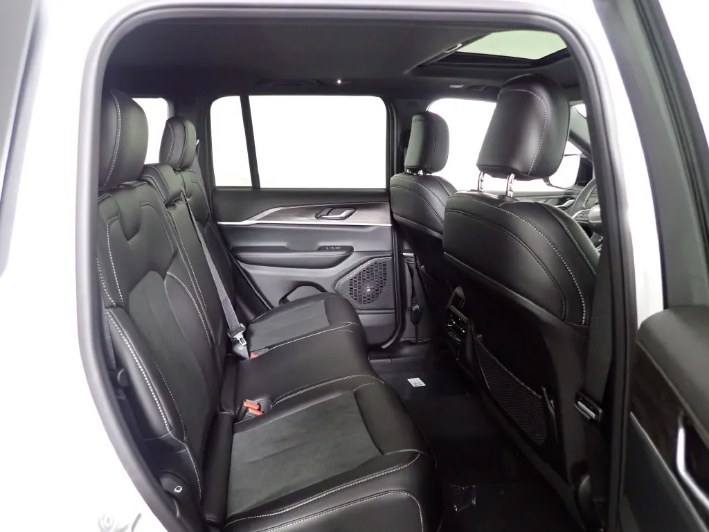 Jeep Grand Cherokee photo 35