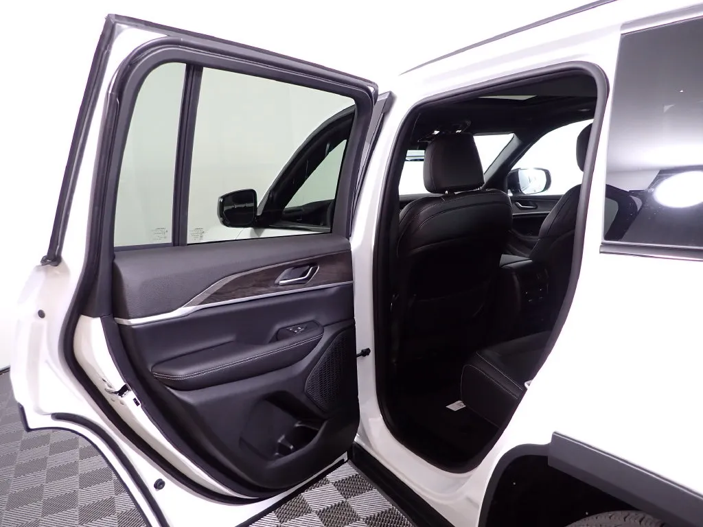 Jeep Grand Cherokee photo 32