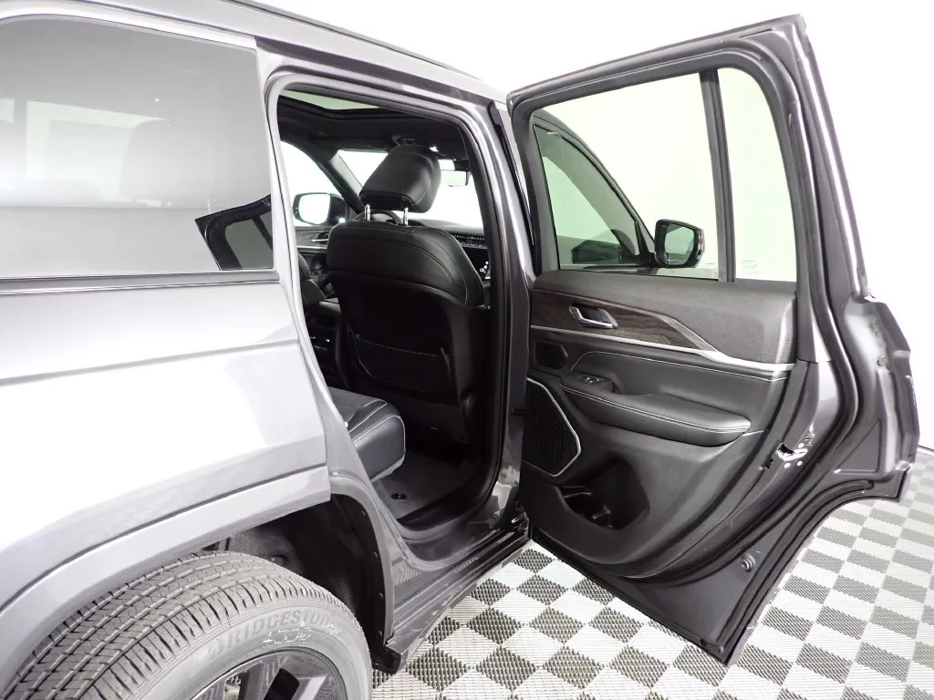 Jeep Grand Cherokee photo 35
