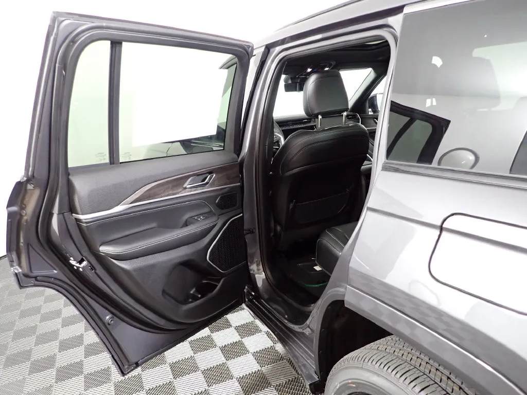 Jeep Grand Cherokee photo 33