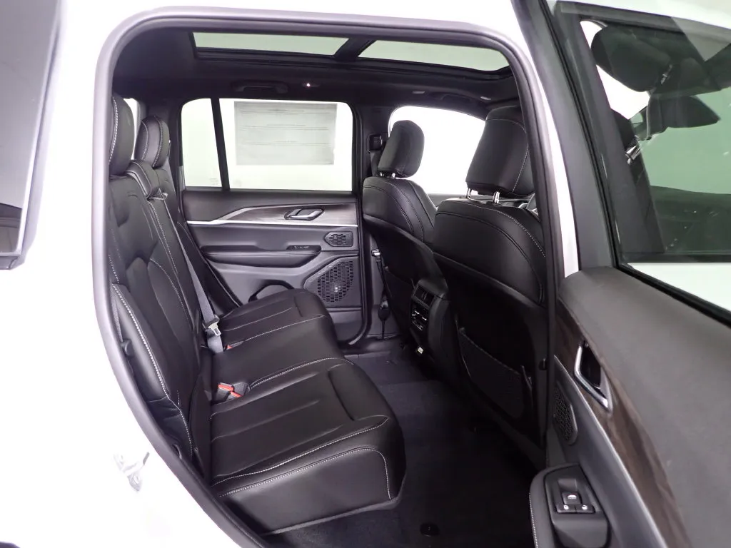 Jeep Grand Cherokee photo 35