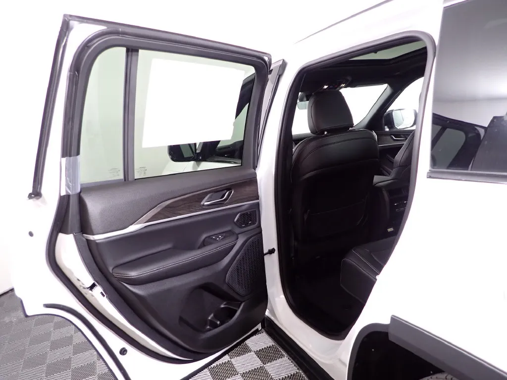 Jeep Grand Cherokee photo 32