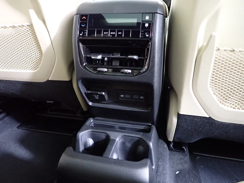 Jeep Grand Cherokee L photo 38