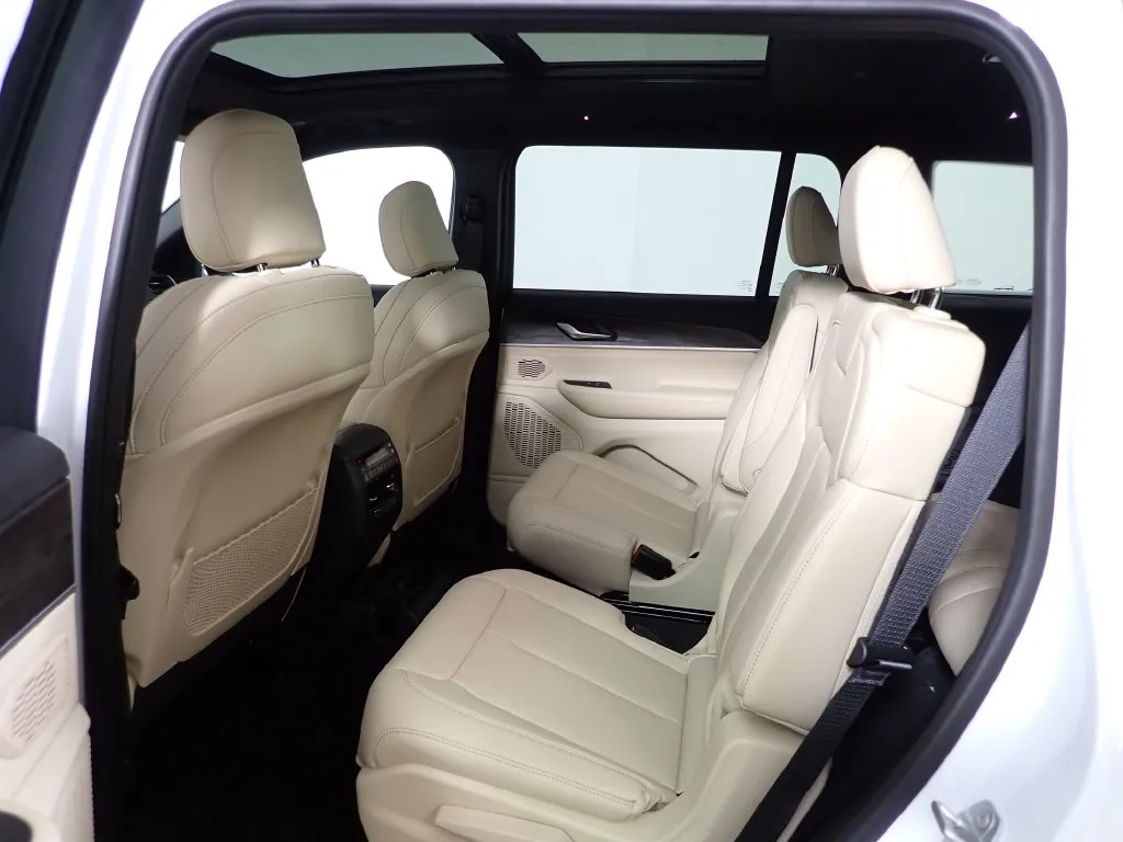 Jeep Grand Cherokee L photo 34