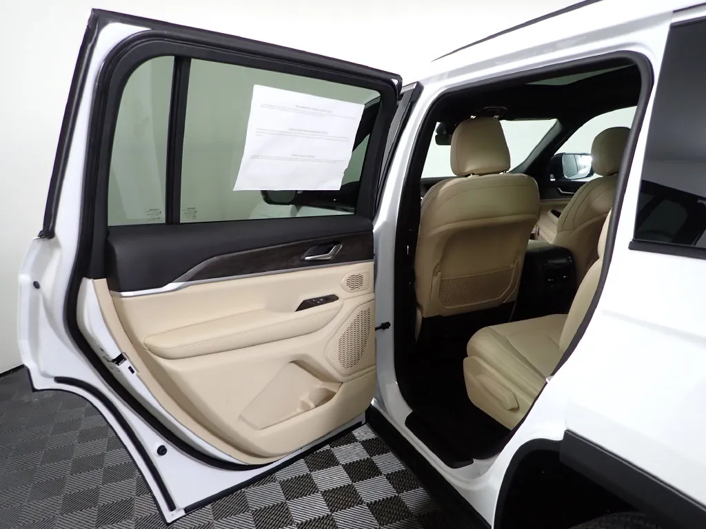 Jeep Grand Cherokee L photo 33