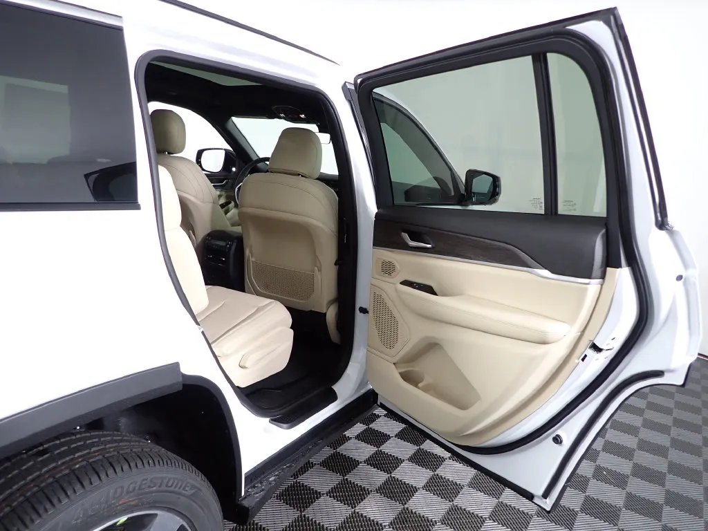 Jeep Grand Cherokee L photo 35